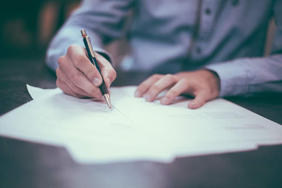 À quel type de contrat s’appliquent les lois Chatel et Hamon ?